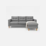 Sala en L Cielo con módulo tipo puff intercambiable tela color gris con patas de madera y frazada beige vista desde frente