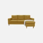 Sala en L Cielo con módulo tipo puff intercambiable tela color mostaza con patas de madera y frazada beige vista desde frente