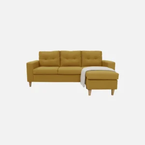 Sala en L Cielo con módulo tipo puff intercambiable tela color mostaza con patas de madera y frazada beige vista desde frente