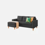 Sala en L Viena sentido derecho tapizada color negro con capitoneado y patas en madera tono natural cónicas vista en perspectiva