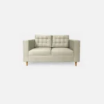 Sofá Honey 2 puestos capitoné color beige crudo con patas en madera color natural visto de frente