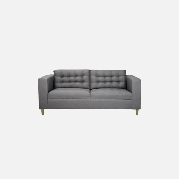 Sofá Honey 3 puestos con tapizado capitoné color gris patas en madera cónicas color natural visto de frente