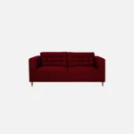Sofá Honey 3 puestos con tapizado capitoné color vinotinto patas en madera cónicas color natural visto de frente