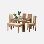 juego comedor 6 puestos Miguel Ángel en madera flor morado con tapa de vidrio, sillas tapizadas con capitoneado color beige y butaco liso visto desde perspectiva