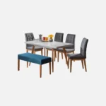 Juego de comedor 6 puestos Picasso en madera flor morado sillas tapizadas color gris y butaco azul visto en perspectiva