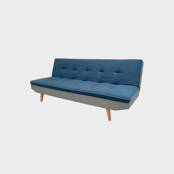 sofá cama San Telmo tipo clic clac tapizado en color gris y azul con textura capitoné y patas en madera natural visto en perspectiva