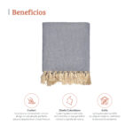 Imagen con beneficios de una frazada azul con detalles dorados doblada. All Star decoración