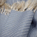 detalle cobija Cavalari color azul con detalles dorados vista en primer plano. All Star decoración