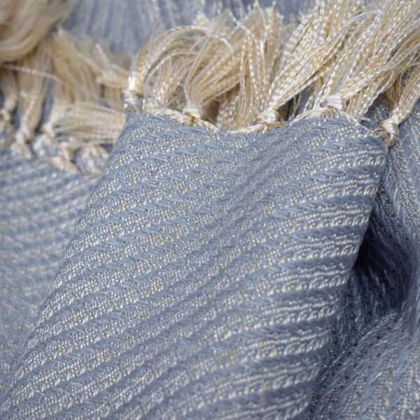 detalle cobija Cavalari color azul con detalles dorados vista en primer plano. All Star decoración