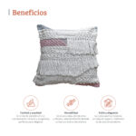 Imagen con medidas de una funda cuadrada con cojín con tejido atesanal, mide 45 cm de alto por 45 cm de ancho, con sellos de confort, resistencia, estilo y versatilidad. All Star decoración