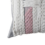 detalle funda con cojín Antología 50 con textura detalles tejidos artesanales decorativos, en tela blanca y rosada primer plano. All Star decoración