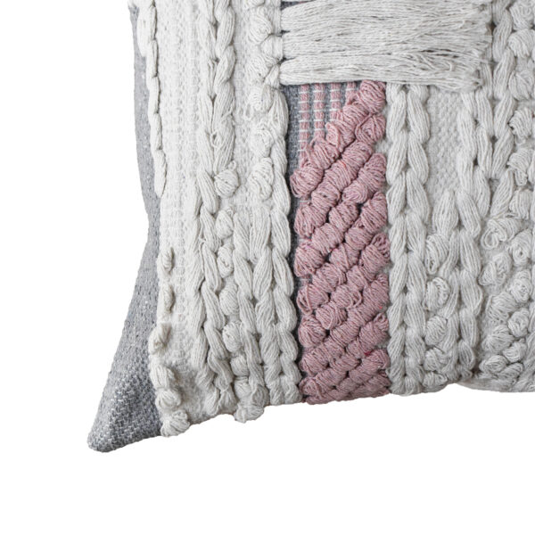 detalle funda con cojín Antología 50 con textura detalles tejidos artesanales decorativos, en tela blanca y rosada primer plano. All Star decoración