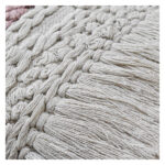 detalle funda con cojín Antología 50 con textura detalles tejidos artesanales decorativos, en tela blanca y rosada primer plano. All Star decoración