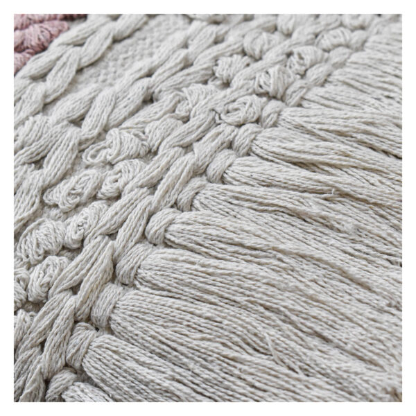 detalle funda con cojín Antología 50 con textura detalles tejidos artesanales decorativos, en tela blanca y rosada primer plano. All Star decoración