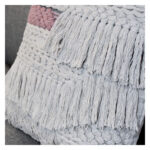 detalle funda con cojín Antología 50 con textura detalles tejidos artesanales decorativos, en tela blanca y rosada primer plano. All Star decoración