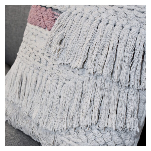 detalle funda con cojín Antología 50 con textura detalles tejidos artesanales decorativos, en tela blanca y rosada primer plano. All Star decoración