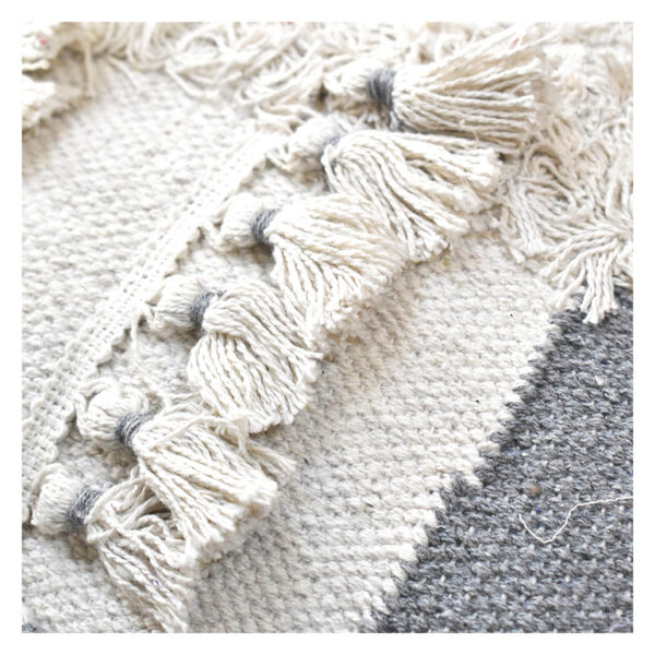 detalle funda con cojín Antología 50 con textura detalles tejidos artesanales decorativos, en tela blanca, roja y gris primer plano. All Star decoración