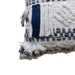 detalle funda con cojín Antología 45 con textura detalles tejidos artesanales decorativos, en tela blanca y azul primer plano. All Star decoración