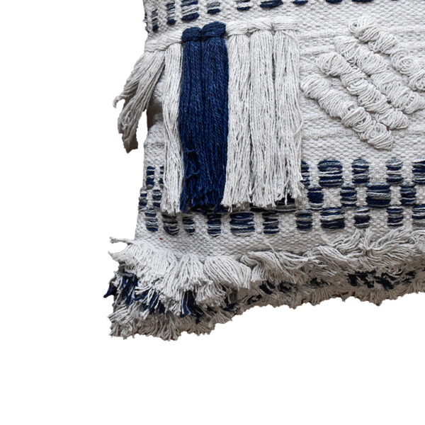 detalle funda con cojín Antología 45 con textura detalles tejidos artesanales decorativos, en tela blanca y azul primer plano. All Star decoración