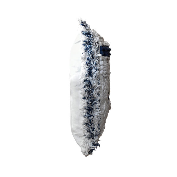 funda con cojín rectangular Antología con textura de tejido artesanal decorativo, en tela blanca y azul visto de lateral. All Star decoración