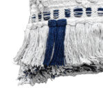 detalle funda con cojín Antología 50 con textura detalles tejidos artesanales decorativos, en tela blanca y azul primer plano. All Star decoración