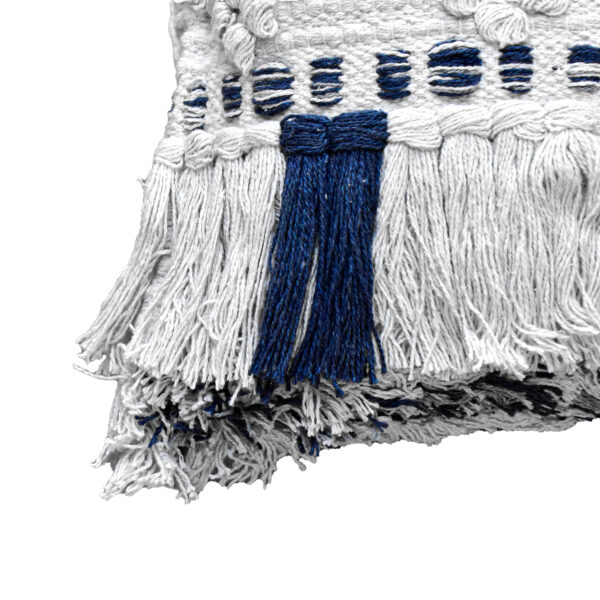 detalle funda con cojín Antología 50 con textura detalles tejidos artesanales decorativos, en tela blanca y azul primer plano. All Star decoración