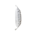 funda con cojín rectangular Rustic con textura aterciopelada y patrón geométrico decorativo, en tela blanca visto de lateral. All Star decoración