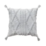 funda con cojín Rustic con textura aterciopelada y patrón geométrico decorativo, en tela blanca visto de frente. All Star decoración