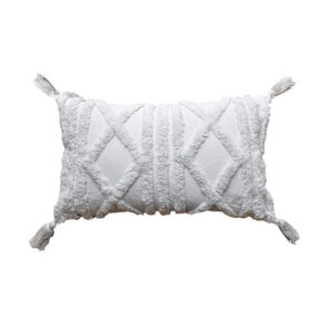 funda con cojín rectangular Rustic con detalles y textura aterciopelada con patrón geométrico decorativo, en tela blanca visto de frente. All Star decoración