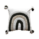 funda con cojín Rustic con detalles y textura aterciopelada con patrón geométrico decorativo, en tela blanca moka avellana visto de frente. All Star decoración