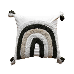 funda con cojín Rustic con detalles y textura aterciopelada con patrón geométrico decorativo, en tela blanca moka avellana visto de frente. All Star decoración