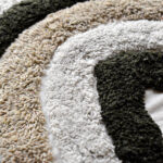 Detalle textura funda con cojín rustic 45 con colores blanco café y beige, textura afelpada y lisa. All Star decoración