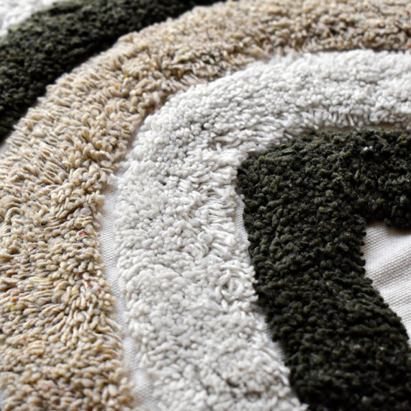 Detalle textura funda con cojín rustic 45 con colores blanco café y beige, textura afelpada y lisa. All Star decoración