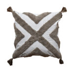 funda con cojín Rustic con detalles y textura aterciopelada con patrón geométrico decorativo, en tela blanca con moka visto de frente. All Star decoración