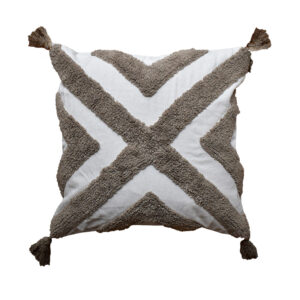 funda con cojín Rustic con detalles y textura aterciopelada con patrón geométrico decorativo, en tela blanca con moka visto de frente. All Star decoración