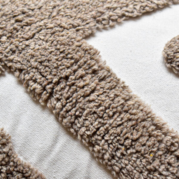 Detalle textura funda con cojín rustic 45 color blanco con detalles moka, textura afelpada y lisa. All Star decoración