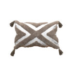 funda con cojín rectangular Rustic con detalles y textura aterciopelada con patrón geométrico decorativo, en tela blanca con moka visto de frente. All Star decoración