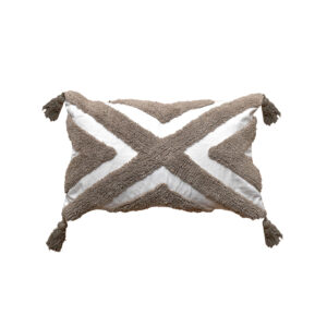 funda con cojín rectangular Rustic con detalles y textura aterciopelada con patrón geométrico decorativo, en tela blanca con moka visto de frente. All Star decoración