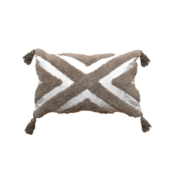 funda con cojín rectangular Rustic con detalles y textura aterciopelada con patrón geométrico decorativo, en tela blanca con moka visto de frente. All Star decoración
