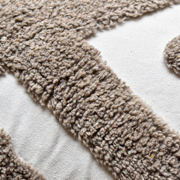 Detalle textura funda con cojín rustic 45 color blanco con detalles moka, textura afelpada y lisa. All Star decoración