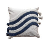 funda con cojín Rustic con detalles y textura aterciopelada con patrón geométrico decorativo, en tela blanca con azul visto de frente. All Star decoración