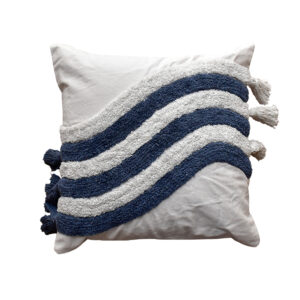 funda con cojín Rustic con detalles y textura aterciopelada con patrón geométrico decorativo, en tela blanca con azul visto de frente. All Star decoración