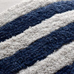 Detalle textura funda con cojín rustic 45 color blanco con detalles azules, textura afelpada y lisa. All Star decoración