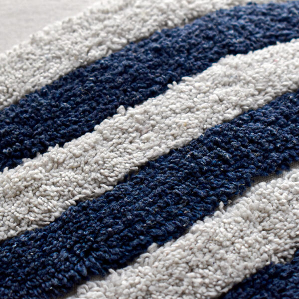 Detalle textura funda con cojín rustic 45 color blanco con detalles azules, textura afelpada y lisa. All Star decoración