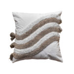 funda con cojín Rustic con detalles y textura aterciopelada con patrón geométrico decorativo, en tela blanca con avellana visto de frente. All Star decoración