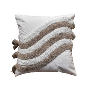 funda con cojín Rustic con detalles y textura aterciopelada con patrón geométrico decorativo, en tela blanca con avellana visto de frente. All Star decoración