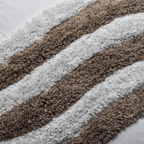 Detalle textura funda con cojín rustic 45 color blanco con detalles en avellana, textura afelpada y lisa. All Star decoración