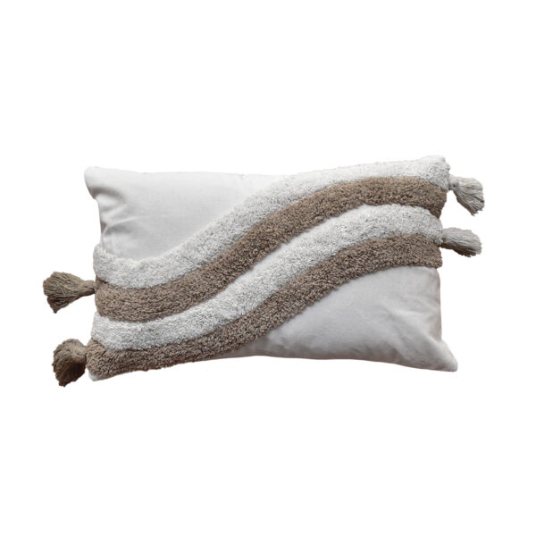 funda con cojín rectangular Rustic con detalles y textura aterciopelada con patrón geométrico decorativo, en tela blanca con avellana visto de frente. All Star decoración