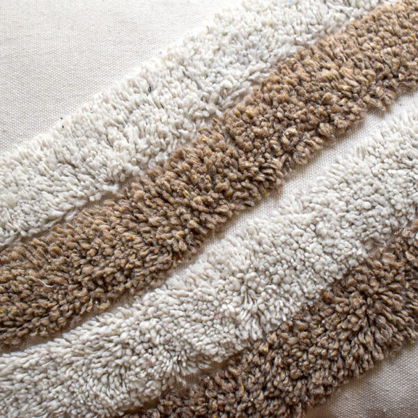 Detalle textura funda rectangular con cojín rustic 50 color blanco con detalles en avellana, textura afelpada y lisa. All Star decoración