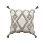 funda con cojín Rustic con detalles y textura aterciopelada con patrón geométrico decorativo, en tela blanca con beige visto de frente. All Star decoración